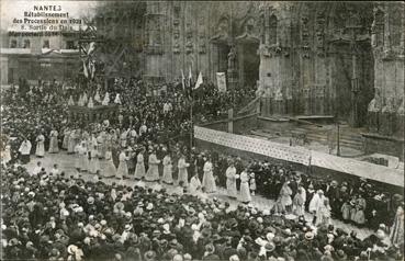 Iconographie - Rétablissement des  procession en 1921 - Sortie du dais