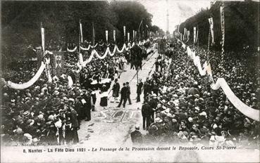 Iconographie - La Fête-Dieu -  Le passage de la procession de le reposoir, cours St-Pierre