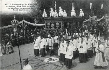 Iconographie - La procession de la Fête-Dieu - Une foule recueillie se prosterne au passage du Saint-Sacrement