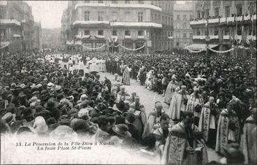 Iconographie - La procession de la Fête-Dieu - La foule place St-Pierre