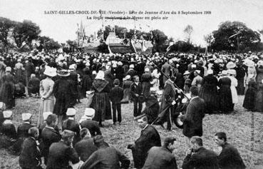 Iconographie - Fête de Jeanne d'Arc du 8 septembre 1909 - La foule assistant à la messe