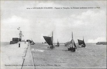 Iconographie - Fuyant la tempête, les bateaux sardiniers rentrent au port