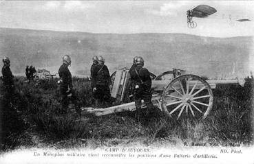 Iconographie - Camp d'Auvours - Un monoplan militaire vient reconnaître les positions d'une batterie d'artillerie