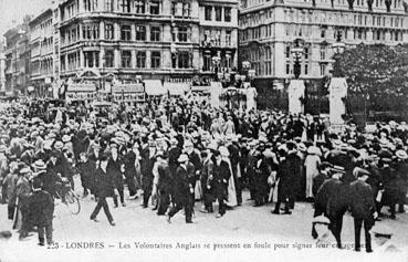 Iconographie - Londres - Les volontaires anglais de pressent en foule pour signer leur engagement