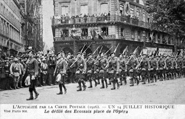 Iconographie - Un 14 juillet historique - Le défilé des Ecossais place de l'Opéra