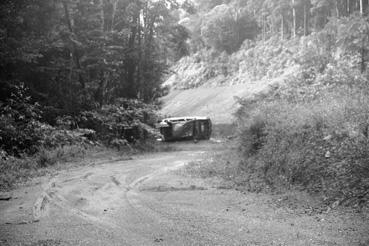 Iconographie - Epave d'une automobile dans la forêt