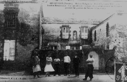 Iconographie - Maison religieuse - Petit clocheton XVe siècle