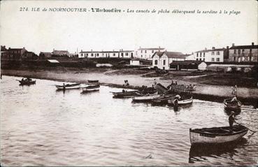 Iconographie - L'Herbaudière - Les canots de pêche débarquant la sardine à la plage