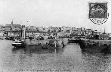 Iconographie - Vue générale prise de la jetée des bassins