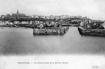 Iconographie - Vue générale prise de la jetée des bassins