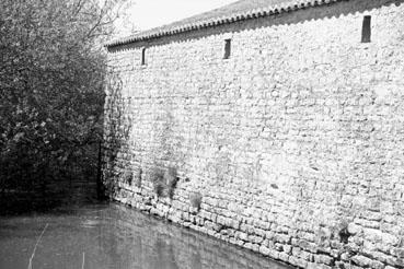 Iconographie - Dépendanse agricole avec les fondations dans un fossé