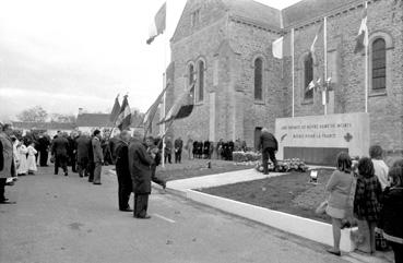 Iconographie - Dépôt de gerbes au monument aux Morts