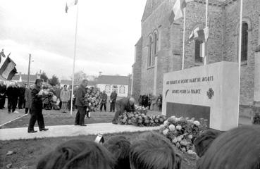 Iconographie - Dépôt de gerbes au monument aux Morts