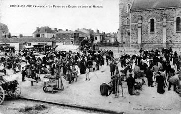 Iconographie - La place de l'église un jour de marché