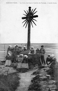 Iconographie - La croix du Gois à l'entrée du passage, à marée basse