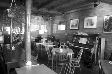 Iconographie - Ancien magasin général devenu restaurant aux Îles de la Madeleine