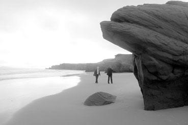 Iconographie - Sur la plage aux rochers rouges aux Îles de la Madeleine