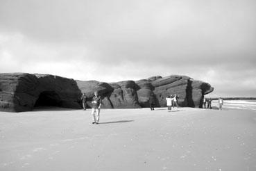 Iconographie - Sur la plage aux rochers rouges aux Îles de la Madeleine