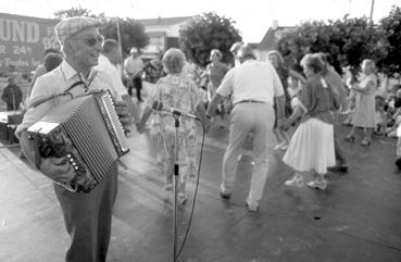 Iconographie - Jean-Pierre Palvadeau, accordéoniste, à La Barre-de-Monts