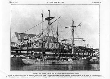 Iconographie - Le voilier Kléber amarré dans le port de Lorient près d'une ancienne frégate
