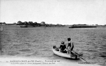 Iconographie - Promenade en mer à l'arrière plan, les jetées protégeant l'entrée du port