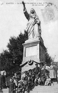 Iconographie - La statue de Sainte-Anne sur le haut de l'escalier