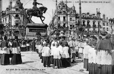 Iconographie - Les fêtes de Jeanne d'Arc - Au pied de la statue de Jeanne d'Arc