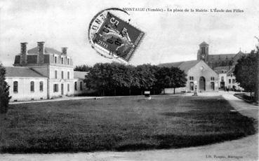 Iconographie - La Place de la Mairie - l'école des Filles