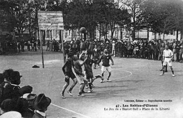 Iconographie - Le jeu de "basket ball" place de la Liberté