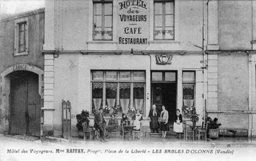 Iconographie - Hôtel des Voyageurs, Mme Raffay, propriétaire, place de la Liberté