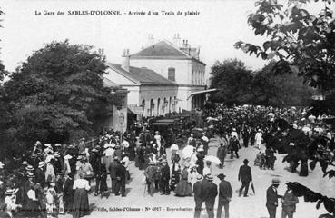 Iconographie - La gare des Sables-d'Olone - Arrivée d'un train de plaisir