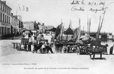Iconographie - Les abords des quais de La Chaume à l'arrivée des bateaux sardiniers