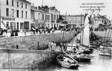 Iconographie - Arrivée des bateaux sardiniers au quai de la Chaume