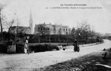 Iconographie - Entrée du bourg par la route de Nantes