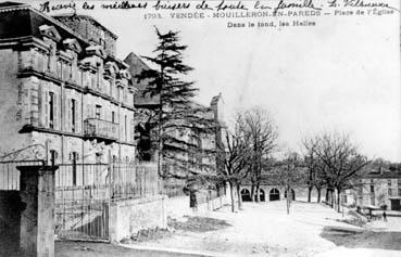 Iconographie - Place de l'église Dans le fond les halles