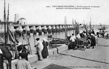 Iconographie - Sur les quais de la Chaume pendant l'arrivée des bateaux sardiniers