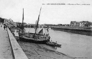 Iconographie - L'entrée du port à marée basse