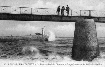 Iconographie - La passerelle de la Chaume - Coup de mer sur la jetée des Sables