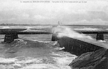 Iconographie - La tempête aux Sables d'Olonne - Les jetées et le brise lames envahi par la mer