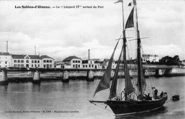 Iconographie - Le "Léopard IV" sortant du port