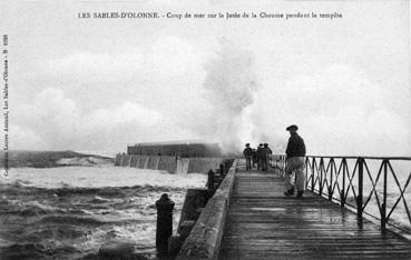 Iconographie - Coup de mer sur la jetée de la Chaume pendant la tempête