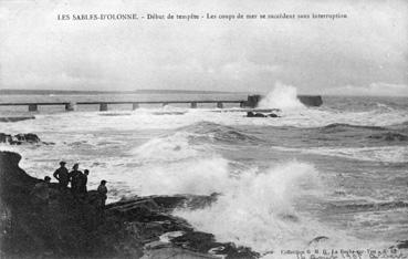 Iconographie - Début de tempête - Les coup de mer se succèdent sans interruption