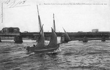 Iconographie - Rentrée d'une chaloupe dans le port des Sables-d'Olonne par une mauvaise mer