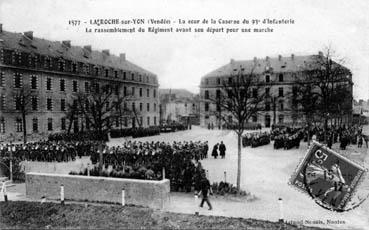 Iconographie - La cour de la caserne du 93ème - Rassemblement