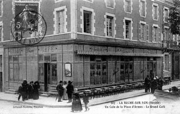 Iconographie - Un coin de la Place d'Armes - Le Grand Café