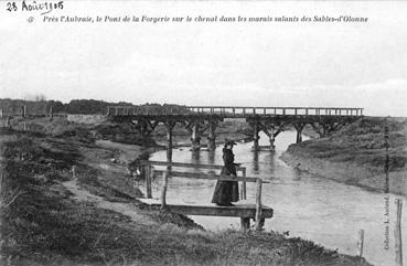 Iconographie - Près l'Aubraie, le pont de la Forgerie sur le chenal dans les marais salants des Sables-d'Olonne