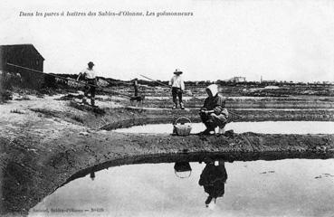 Iconographie - Dans les parcs à huîtres des Sables-d'Olonne, les goëmonneurs