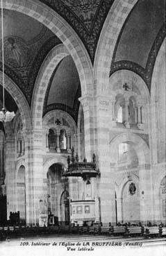 Iconographie - Intérieur de l'église de la Bruffière - Vue latérale