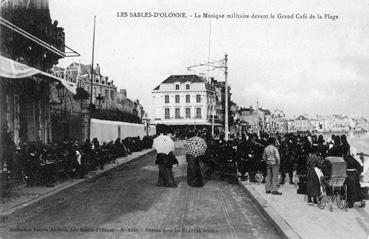 Iconographie - La musique militaire devant le Grand café de la Plage