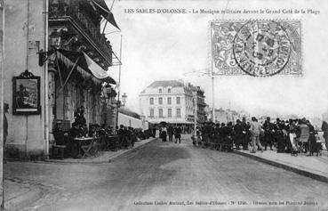 Iconographie - La musique militaire devant le Grand Café de la Plage